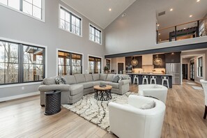 智能电视、壁炉、DVD 播放器、桌上足球