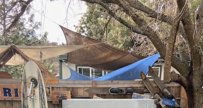 Historic Ohana House - Walk to Downtown Ashland, Hot Tub, Tiki Bar, Pet Friendly