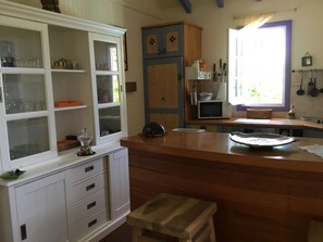 Réfrigérateur, micro-ondes, four, cafetière/bouilloire