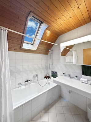 Shower, free toiletries, hair dryer, towels - Centra Hotel Zurich (Bassersdorf)