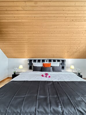 Deluxe Suite, Private Bathroom | Premium bedding, memory foam beds, in-room safe, laptop workspace - Centra Hotel Zurich (Bassersdorf)