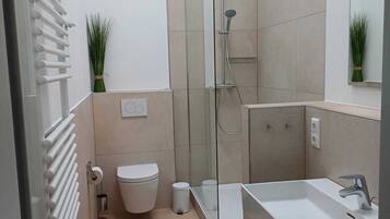 Een haardroger, handdoeken