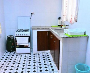Refrigerador, microondas, horno y cafetera y tetera 