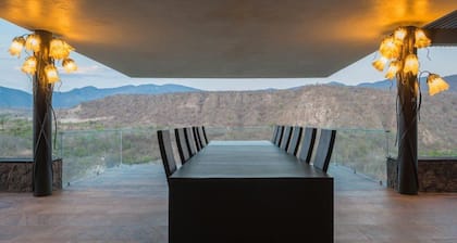 AVE DEL RISCO HOUSE (Luxurious Oasis)