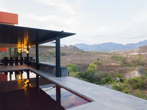 AVE DEL RISCO HOUSE (Luxurious Oasis)