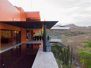 Outdoor dining - AVE DEL RISCO HOUSE (Luxurious Oasis) (Acatitan)