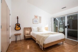 3 室のベッドルーム、デスク、アイロン / アイロン台、旅行用ベビーベッド