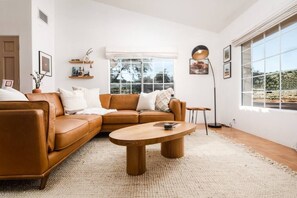 スマートテレビ、書庫、書斎 / ワークスペース