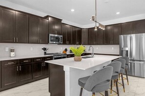 Microwave, dishwasher, high chair - 6 Bedrooms / 5 Bathrooms / Storey Lake (4370 RS) (Kissimmee)