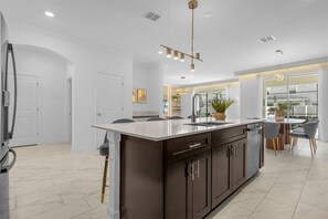 Microwave, dishwasher, high chair - 6 Bedrooms / 5 Bathrooms / Storey Lake (4370 RS) (Kissimmee)
