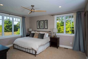 4 bedrooms, iron/ironing board, free WiFi, bed sheets - Spacious Family Home Overlooking Little Traverse Bay (Harbor Springs)