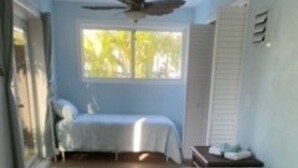 4 bedrooms, free WiFi - Mad Mahi Canal with pool.<br>This is a pet friendly home. A pet fee and approval of your pet is required. (Summerland Key)