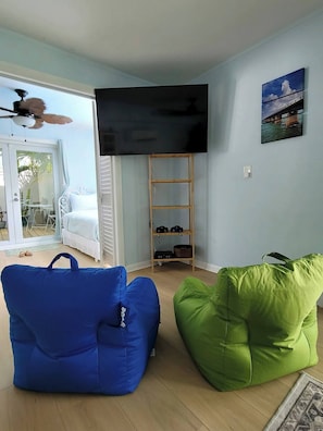 4 bedrooms, free WiFi - Mad Mahi Canal with pool.<br>This is a pet friendly home. A pet fee and approval of your pet is required. (Summerland Key)