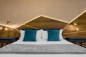8 bedrooms, travel cot, WiFi, bed sheets