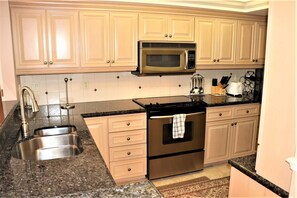 Fridge, coffee/tea maker, cookware/dishes/utensils - Gulf and Bay Club - C108 (Siesta Key)