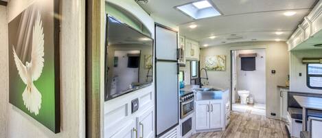 Een koelkast, een microgolfoven, een oven, een kookplaat