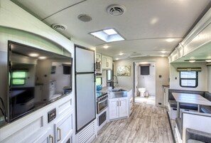 Geladeira, micro-ondas, fogão, cooktop