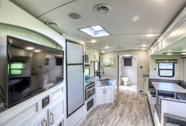 Fridge, microwave, oven, stovetop - Romantic Nemo Retreat - Big View • King Suite •  Trail Access (Nemo)