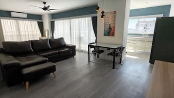 Luxe appartement | Woonruimte | Een 32-inch ledtelevisie met kabelzenders en een televisie