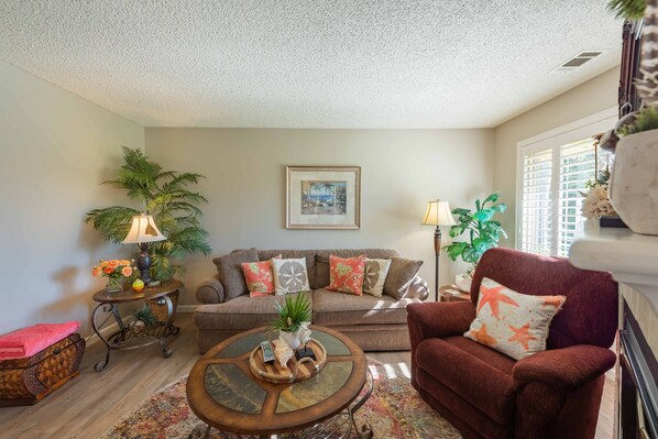 Älytelevisio, takka, DVD-soitin, työhuone