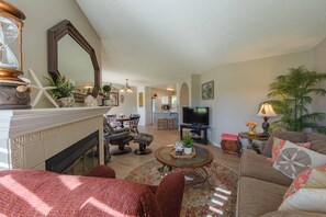 Smart TV, fireplace, DVD player, offices