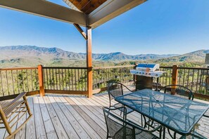 Outdoor dining - mtn view ◊ hot tub ◊ pool table ◊ theater ◊ free Dollywood tckt (Breathless) (Gatlinburg)