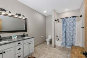 Shower, shampoo - Breathless: View•HotTub•PoolTbl•Theater•Dwood tkt (Gatlinburg)