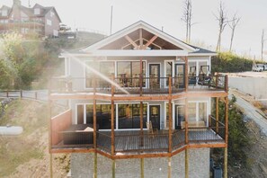 Exterior - Breathless: View•HotTub•PoolTbl•Theater•Dwood tkt (Gatlinburg)