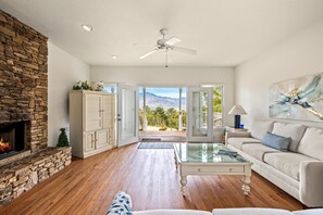 Smart-tv en een open haard