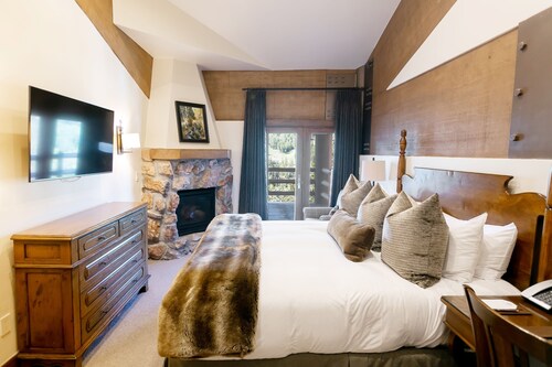 Luxury One Bedroom with Mountain View by RedAwning