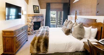 Luxury One Bedroom with Mountain View by RedAwning