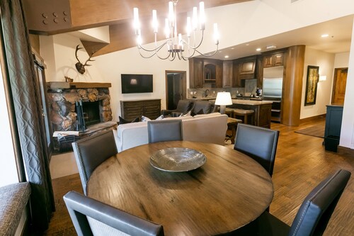 Luxury One Bedroom with Mountain View by RedAwning