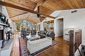 Smart TV, fireplace