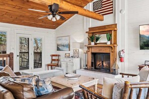 Smart TV y chimenea 