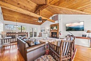 Smart TV y chimenea 