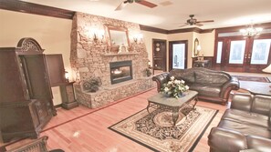 Smart-tv, eldstad och dvd-spelare