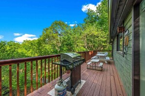Outdoor dining - 3 King Beds, Very Private, Stunning View, Hot Tub (Gatlinburg)