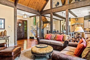 Smart TV, fireplace, video games, ping pong - Lux Estate • EPIC Mtn Views • HotTub • FirePit • KingSuites • Wood Fern Lodge (Gatlinburg)