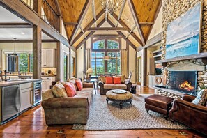 Smart TV, fireplace, video games, ping pong - Lux Estate • EPIC Mtn Views • HotTub • FirePit • KingSuites • Wood Fern Lodge (Gatlinburg)