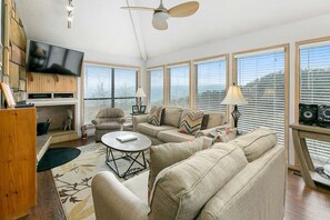 Smart TV, fireplace