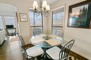 Dining - DogFriendly •MtnView •HotTub •Sauna •Dollywood tkt (Gatlinburg)