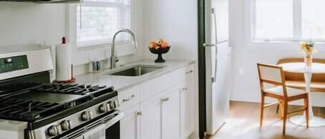 Kühlschrank, Mikrowelle, Ofen, Wasserkocher mit Kaffee-/Teezubehör