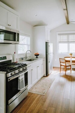 Jääkaappi, mikroaaltouuni, uuni, kahvin-/teenkeitin