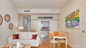 Una habitación de hotel moderna con comedor, cocina y sala de estar.