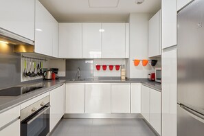 冷蔵庫、電子レンジ、オーブン、コンロ