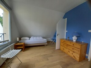 5 bedrooms, iron/ironing board, free WiFi