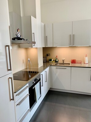Private kitchen - Loft style, sunny apartment in Woolwich, close to Elizabeth line (London)