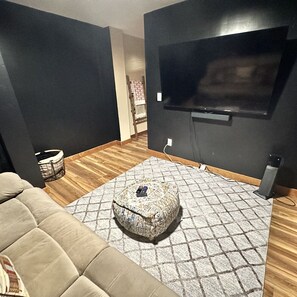 تلفزيون ذكي، مدفأة، كرة قدم الطاولة، شاشة كمبيوتر