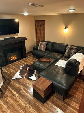 Smart TV, fireplace, foosball, computer monitors - Private 1 acre in Arts & Craft District. Hot Tub. Games. Family Friendly!  (Gatlinburg)