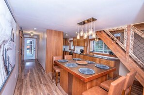 Dining - Private 1 acre in Arts & Craft District. Hot Tub. Games. Family Friendly!  (Gatlinburg)